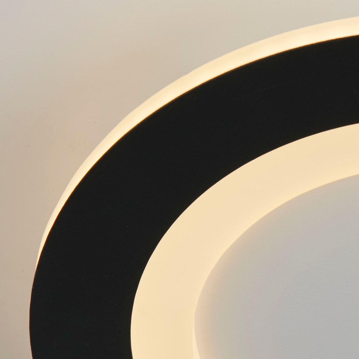 Close-up of the Ringo light's black rim and softly lit diffuser edge