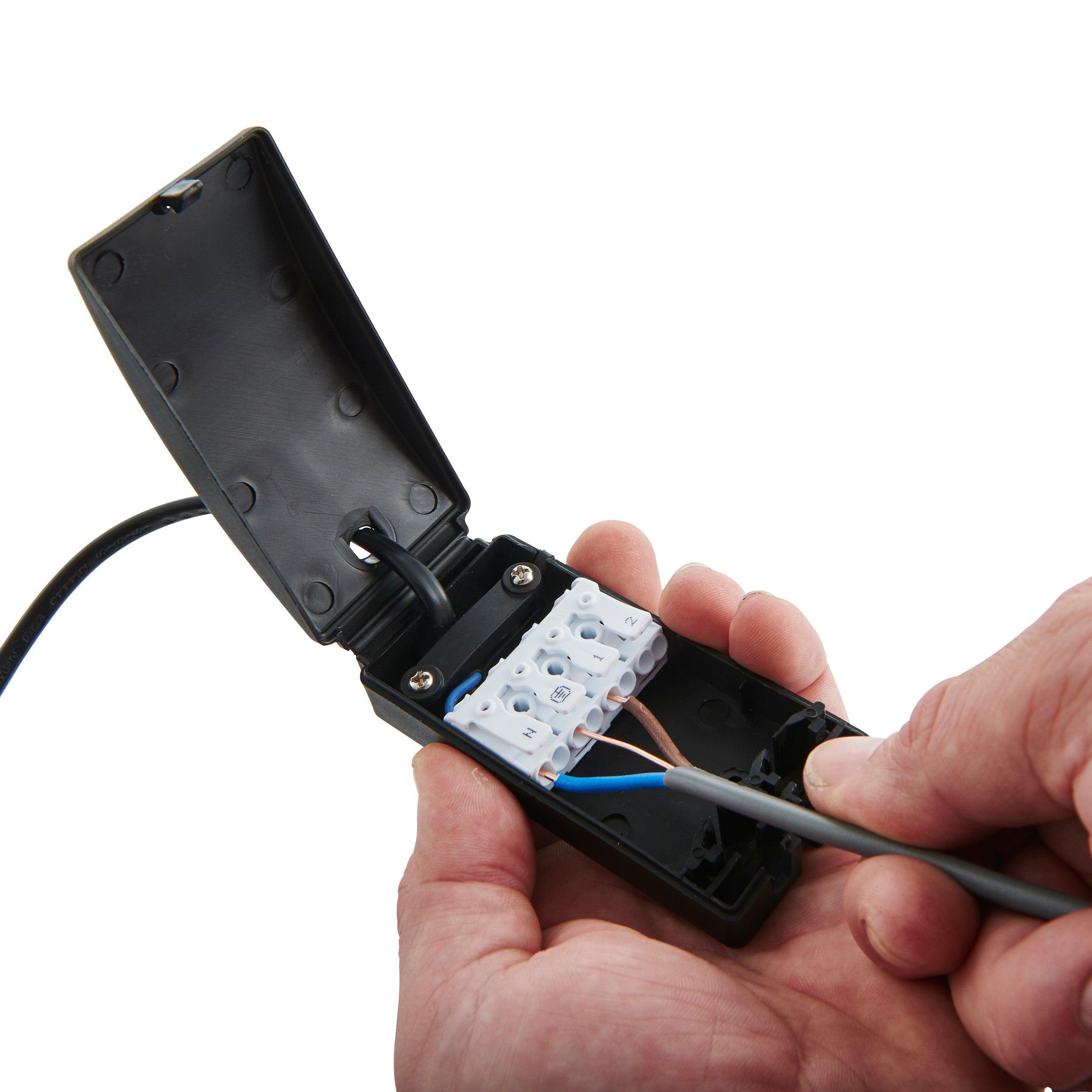 shieldeco 800 cool white recessed ceiling light ip65 8 5w by saxby lighting, close up image 226