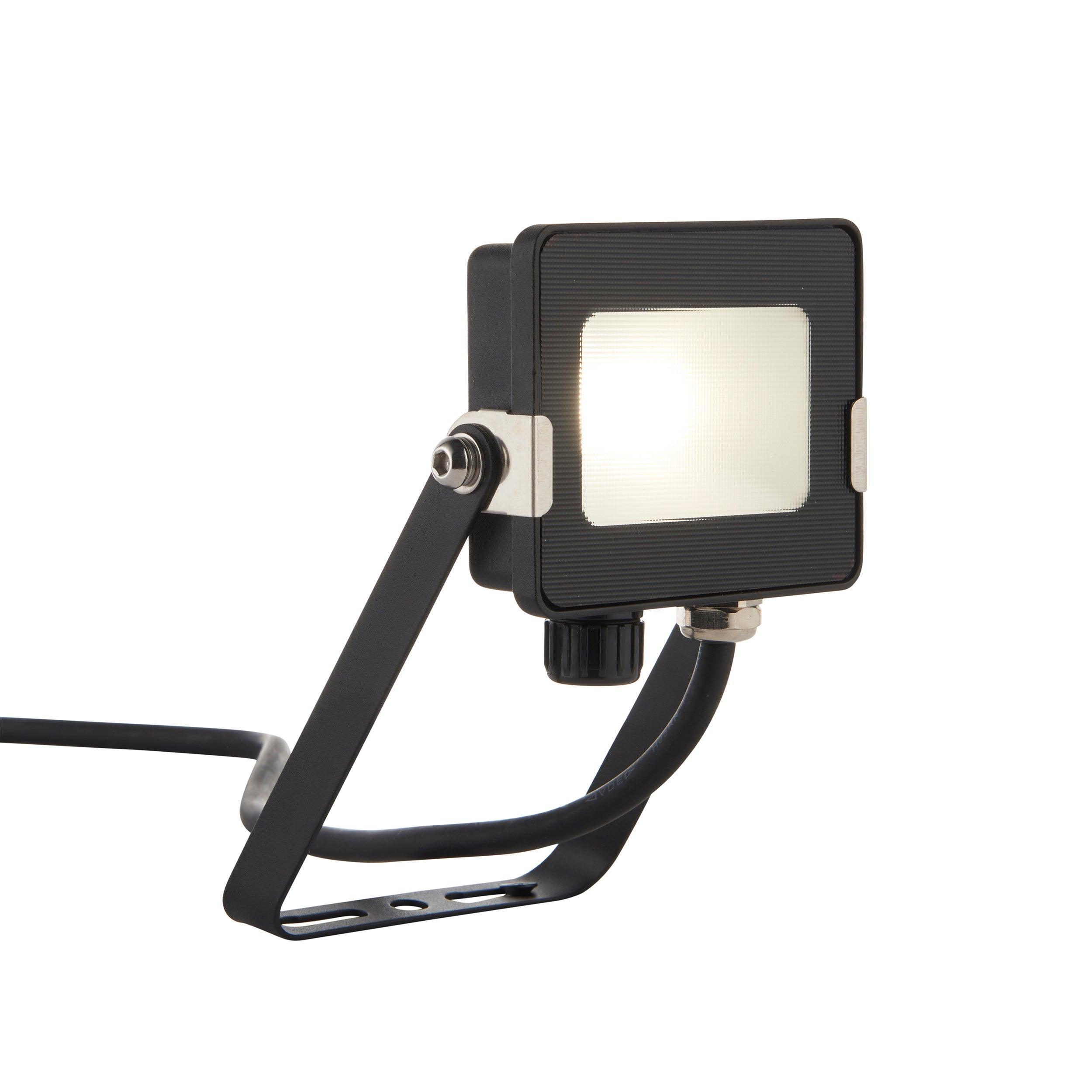 salde ip65 led flood light 10w cool white by saxby lighting, close up image 181