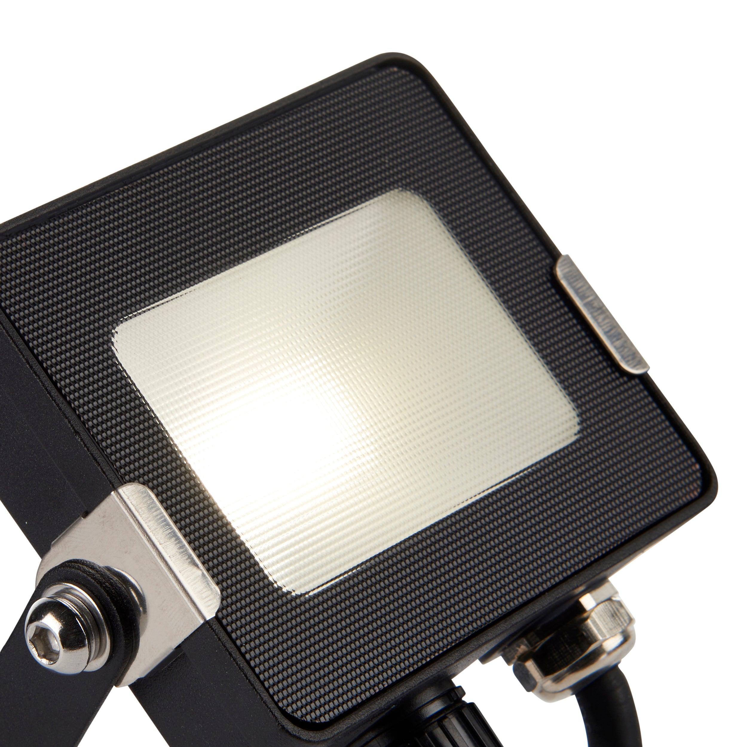 salde ip65 led flood light 10w cool white by saxby lighting, close up image 59