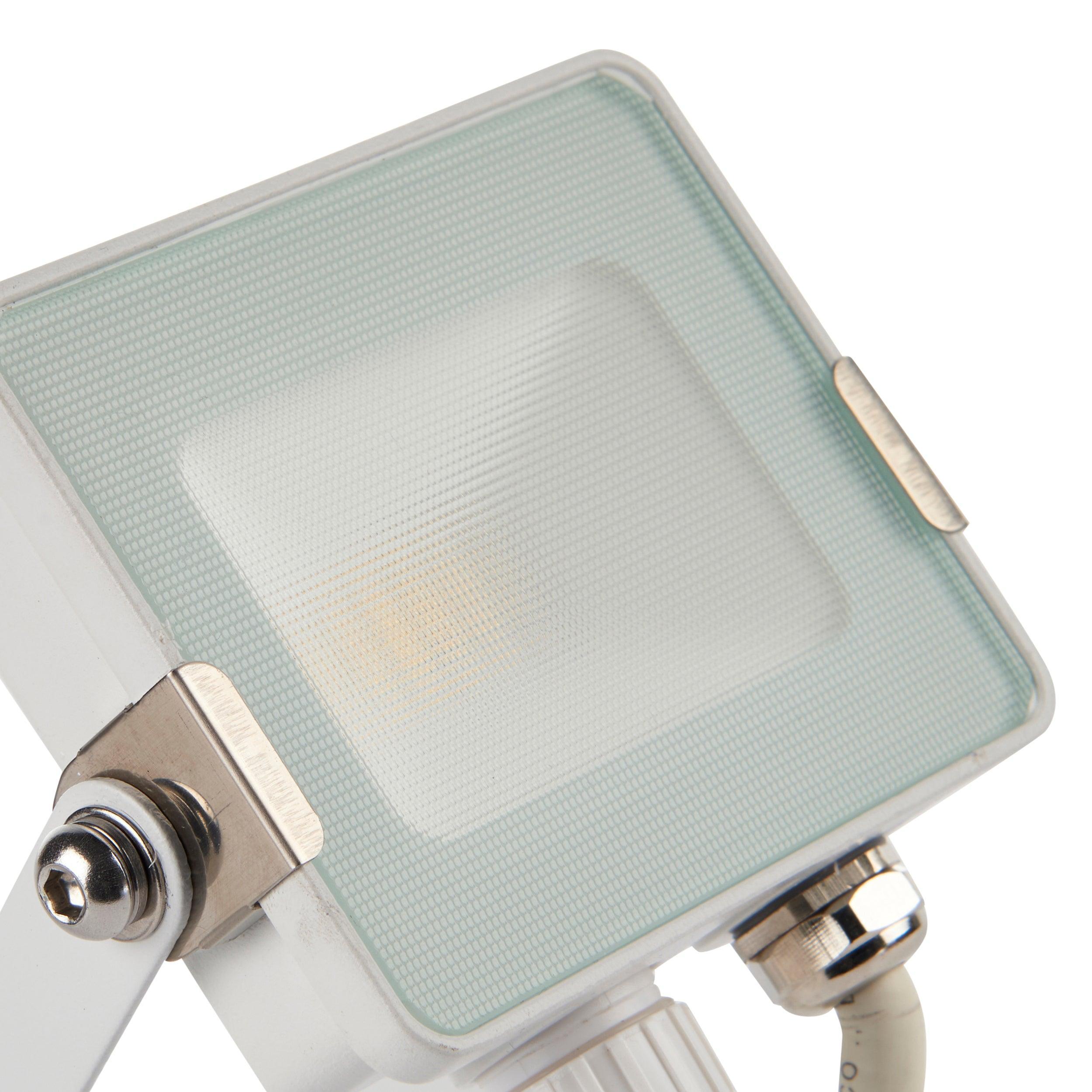 salde ip65 white led flood light 10w cool white by saxby lighting, close up image 88