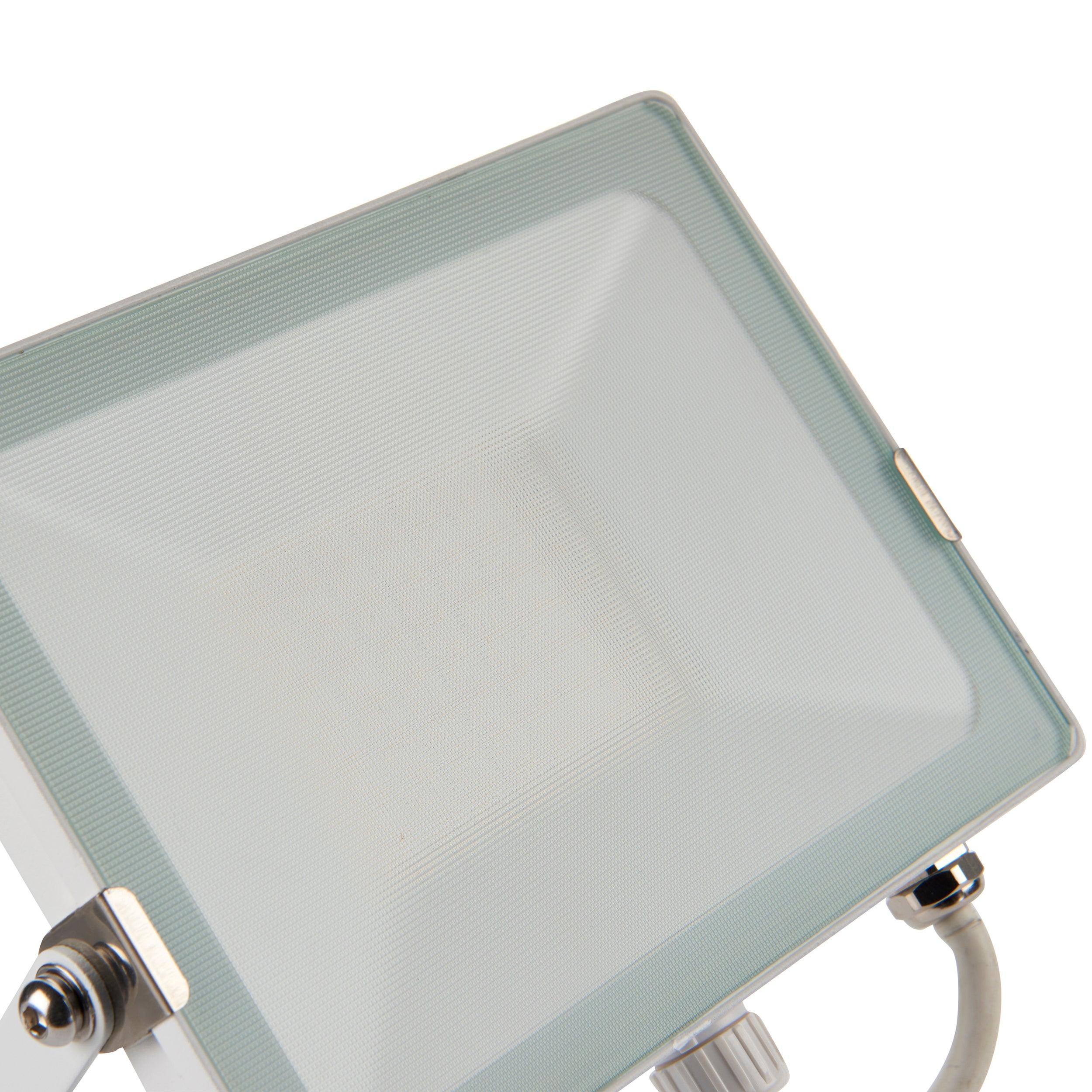 salde ip65 white led flood light 50w cool white by saxby lighting, close up image 85