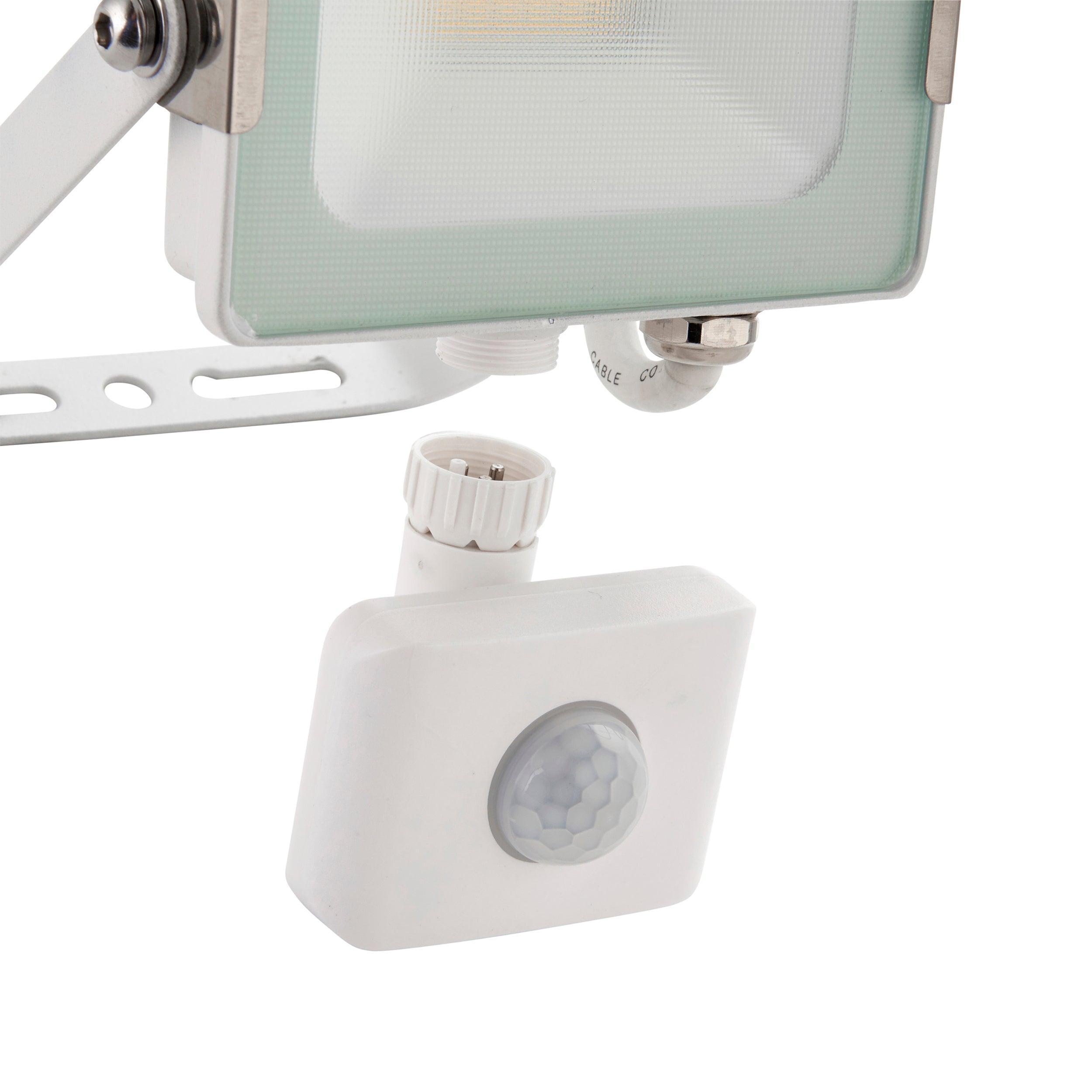 salde white pir sensor ip65 salde floodlight by saxby lighting, close up image 134