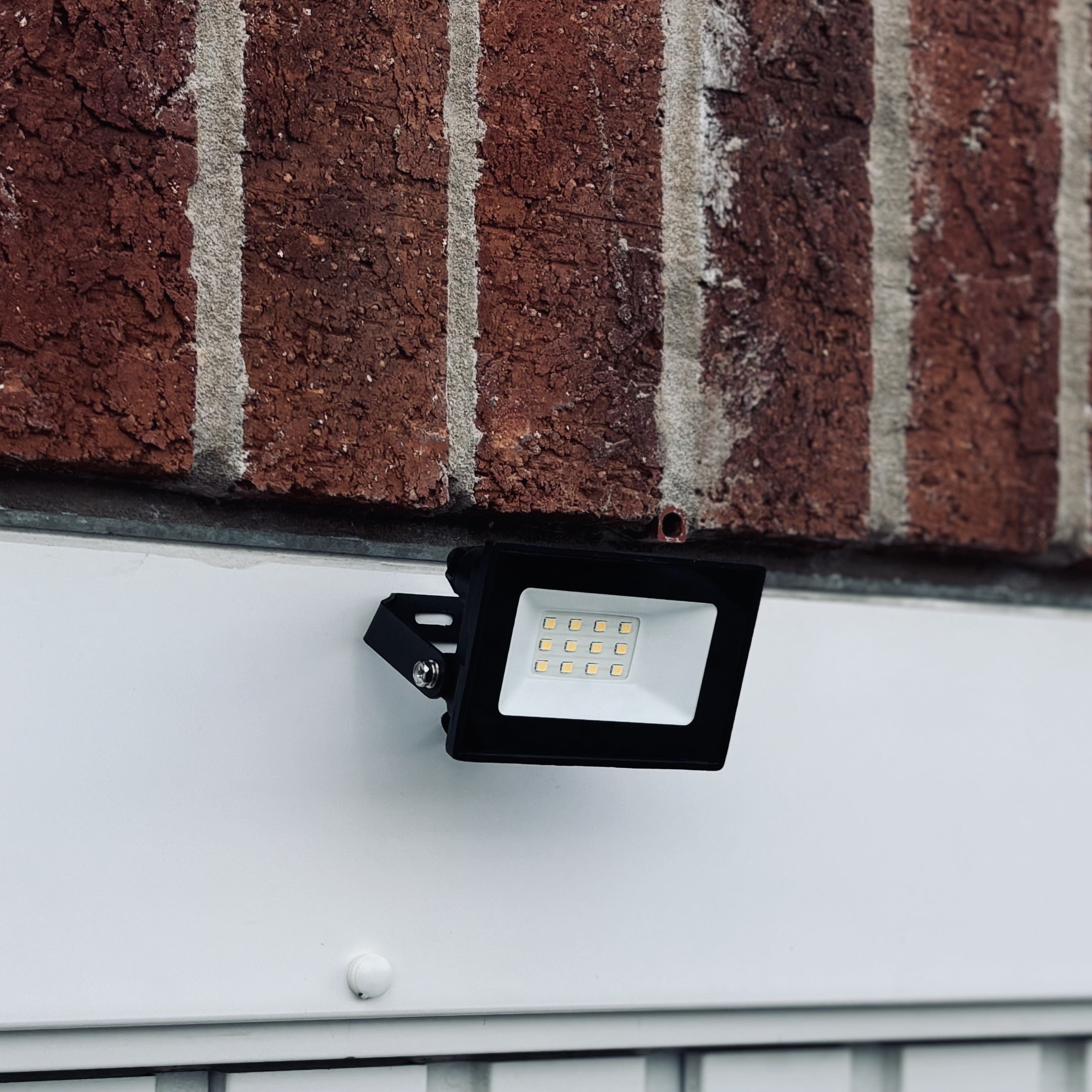 Lutec Halo 10W LED Outdoor Floodlight – Black (IP65)